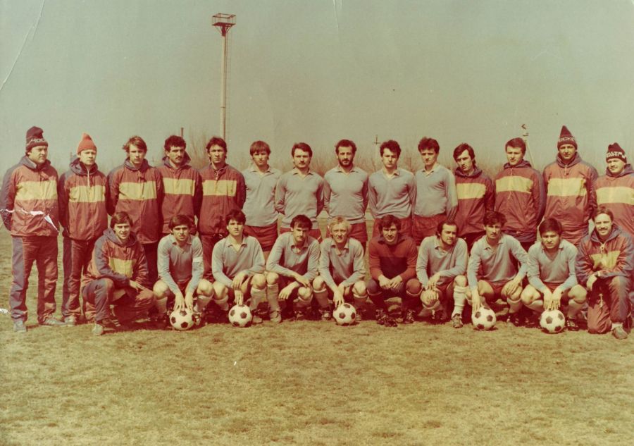 В команде новосибирского «Чкаловца». Станислав Чаплыгин (стоит шестой слева) и другие барнаульцы – Роберт Кретер (седьмой слева) и Михаил Чистяков (пятый справа). Внизу (пятый справа) сидит барнаульский вратарь Андрей Гришин, а справа от него Андрей Брылев. На сборах в Таджикистане. 1987 г.