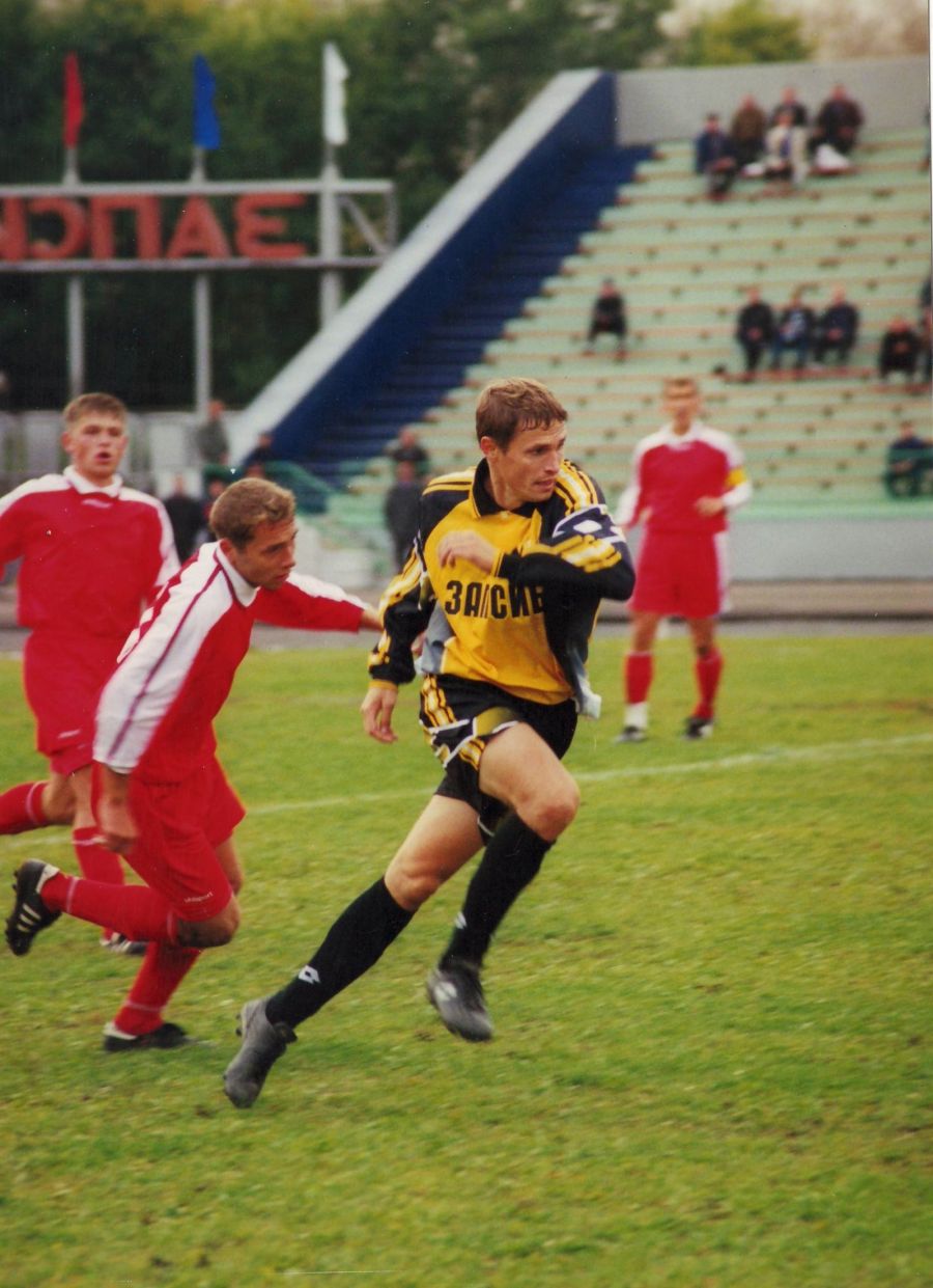 Станислав Чаплыгин убегает от защитников читинского «Локомотива». На дальнем плане капитан читинцев Андрей Недорезов