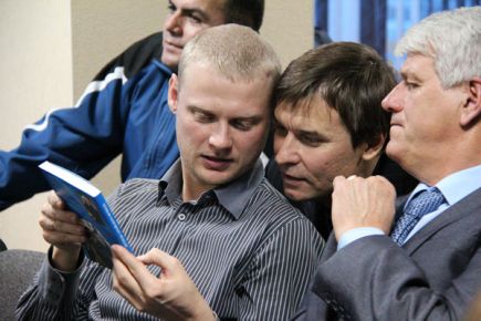 Вчера в конференц-зале гостиницы «Олимп» состоялось официальное закрытие краевого футбольного сезона 2011 года (фото).