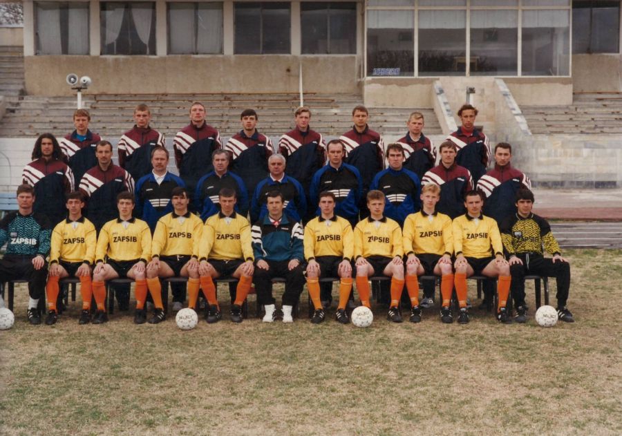 «Металлург-Запсиб» перед сезоном. В первом ряду в центре сидит тренер Виталий Голополосов, а в этом же ряду – третий справа – Виктор Исайченко. В среднем ряду – второй справа – Станислав Чаплыгин. Снимок сделан на тренировочной базе в Кибрае.