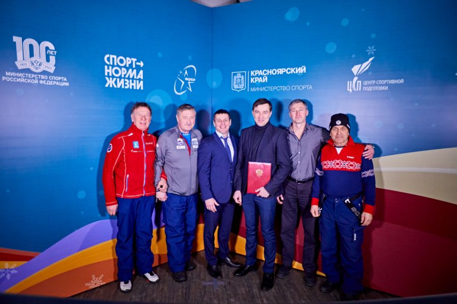 На фото: руководитель делегации Алтайского края Сергей Кизилов (первый слева) в числе почетных гостей Спартакиады. Третий справа - министр спорта Красноярского края Денис Петровский. Фото: ФЦПСР