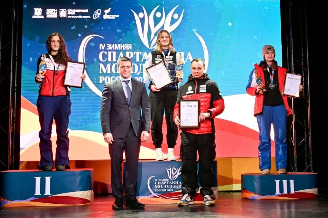 Церемония награждения юниорок в дисциплине слалом. Вероника Цупикова на второй ступени пьедестала. Фото: Александр Паниотов/ЦСП Красноярского края