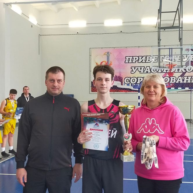 Турнир "Локобаскет" в Топчихе. Капитан команды БЛИАК с призом за первое место