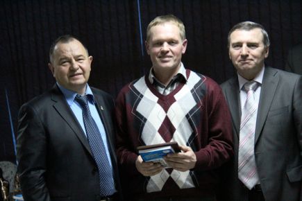 Вчера в конференц-зале гостиницы «Олимп» состоялось официальное закрытие краевого футбольного сезона 2011 года (фото).