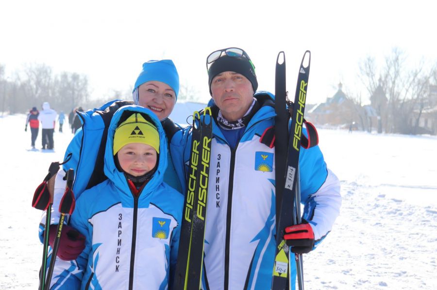 Тимофей, Татьяна и Александр Тенешевы из Заринска - победители соревнований семей с мальчиком
