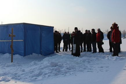 СДЮШОР имени Константина Костенко организовала купание в ледяной проруби руководителей предприятий Октябрьского района и клуба ветеранов гребного спорта (фото).