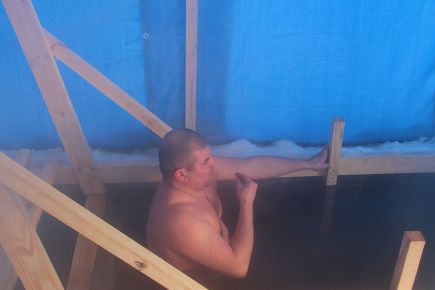 СДЮШОР имени Константина Костенко организовала купание в ледяной проруби руководителей предприятий Октябрьского района и клуба ветеранов гребного спорта (фото).