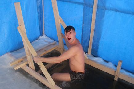 СДЮШОР имени Константина Костенко организовала купание в ледяной проруби руководителей предприятий Октябрьского района и клуба ветеранов гребного спорта (фото).