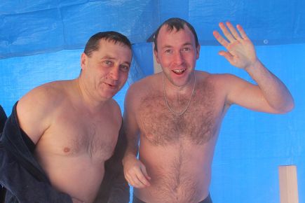 СДЮШОР имени Константина Костенко организовала купание в ледяной проруби руководителей предприятий Октябрьского района и клуба ветеранов гребного спорта (фото).