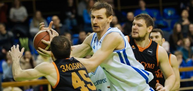 На фото: фрагмент матча БК "Новосибирск" -  «Темп-СУМЗ-УГМК»