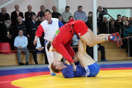 «Кубок чемпионов», посвящённый открытию «Алтайского центра самбо», завоевал грузинский борец Давид Лориашвили (фото).