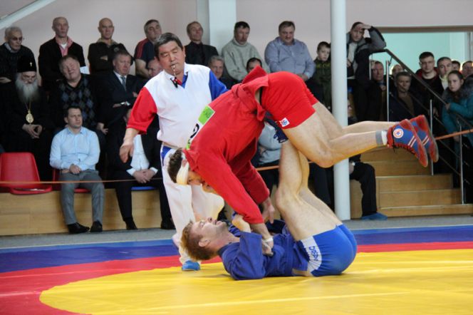 «Кубок чемпионов», посвящённый открытию «Алтайского центра самбо», завоевал грузинский борец Давид Лориашвили (фото).