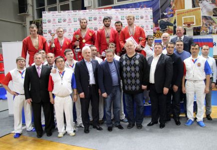 «Кубок чемпионов», посвящённый открытию «Алтайского центра самбо», завоевал грузинский борец Давид Лориашвили (фото).