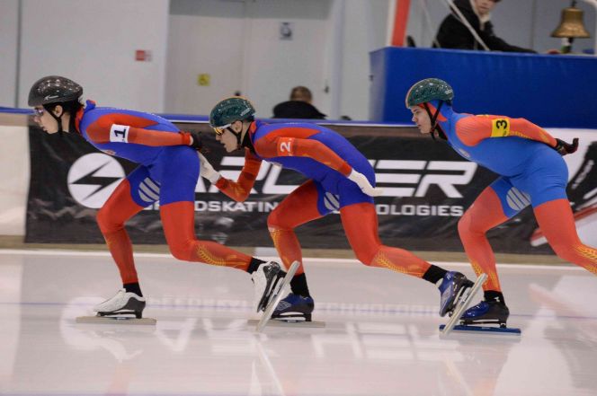 На льду команда Алтаякого края. Забег юниоров на 8 кругов 