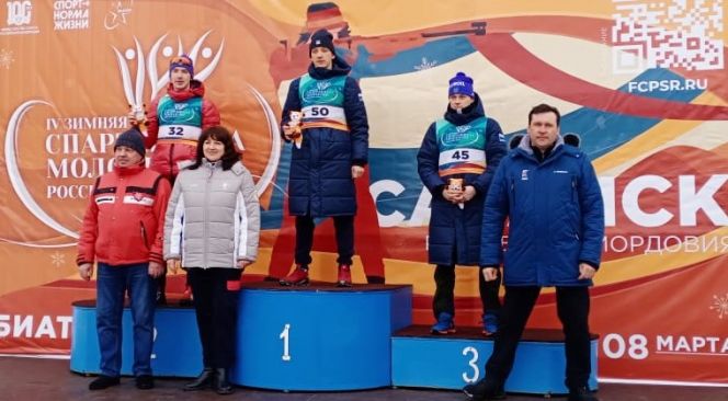 Леонид Кульгускин (№32) принес Алтайскому краю первую, серебряную, медаль финальных соревнований по биатлону Спартакиады молодежи России-2023