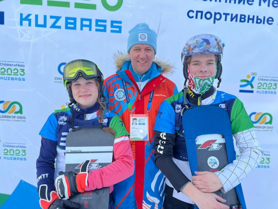 Мария Травиничева, Илья Хуртин и руководитель делегации Сибирского федерального округа на Играх "Дети Азии" Павел Ростовцев