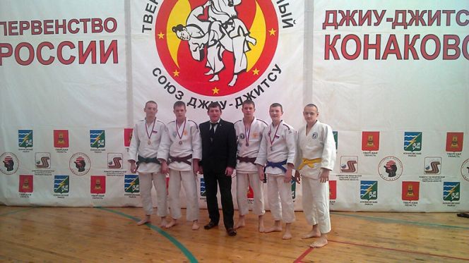 На первенстве России по джиу-джитсу алтайские спортсмены завоевали четыре медали.