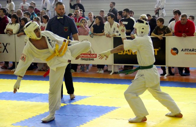 Алтайские каратисты стали вторыми в командном зачёте на домашнем первенстве Сибири по киокусинкай (фото)