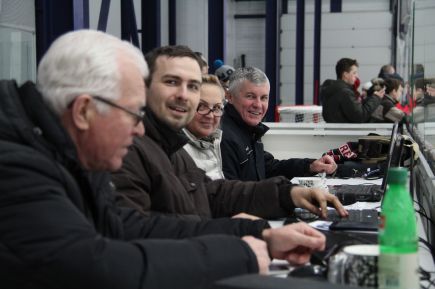 Хоккеисты барнаульского "Динамо" уступили на своей площадке прокопьевскому "Шахтёру" - 0:3 (фото).