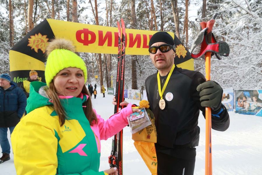 Первый финишировавший марафонец с подарками от "Марии Ра". Фото предоставлены компанией "Мария Ра"