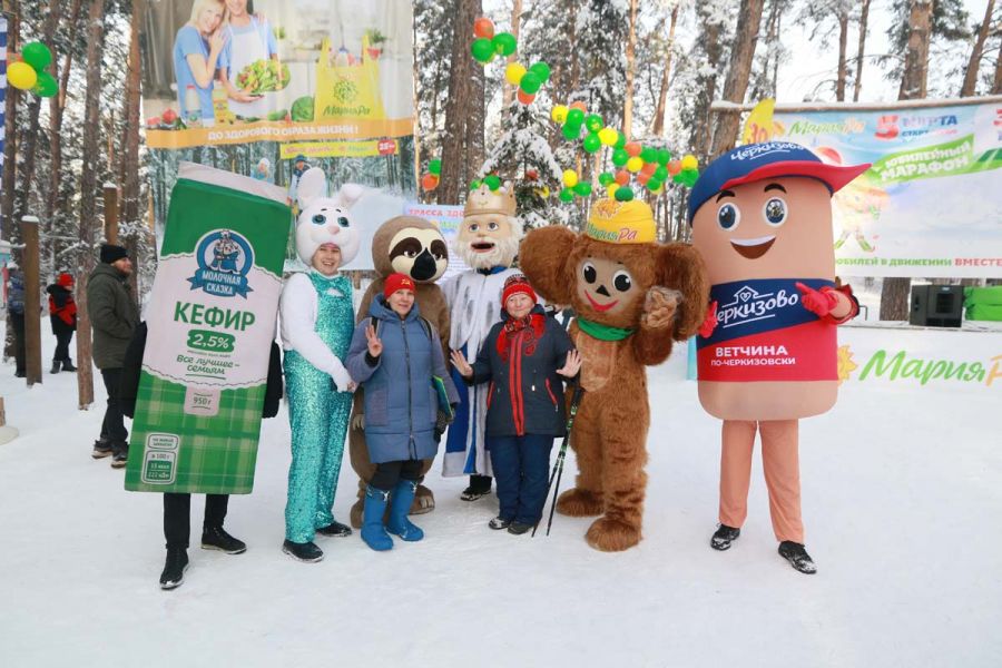 Гостей праздника развлекали ростовые куклы. Фото предоставлены компанией "Мария Ра"