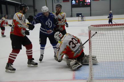 Хоккеисты барнаульского "Динамо" уступили на своей площадке прокопьевскому "Шахтёру" - 0:3 (фото).