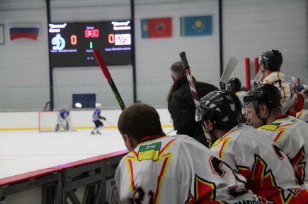 Хоккеисты барнаульского "Динамо" уступили на своей площадке прокопьевскому "Шахтёру" - 0:3 (фото).