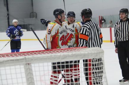 Хоккеисты барнаульского "Динамо" уступили на своей площадке прокопьевскому "Шахтёру" - 0:3 (фото).