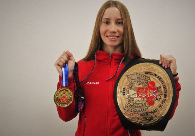 Анна Аэдма с золотой медалью чемпионки России и чемпионским поясом. Фото: Александр Чёрный/"Алтайский спорт"