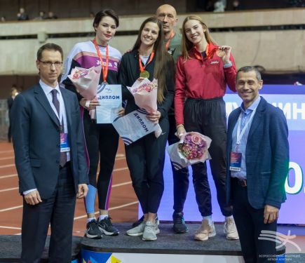Церемония награждения призеров чемпионата России-2023 по лёгкой атлетике в беге на 60 метров с барьерами. На высшей ступени пьедестала Виктория Погребняк, за ней - тренер Сергей Клевцов. Фото ВФЛА