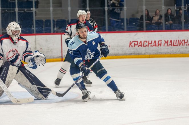 ХК "Динамо-Алтай" вновь переиграл саратовский "Кристалл" в матче первенства ВХЛ (5:2) и вышел на второе место