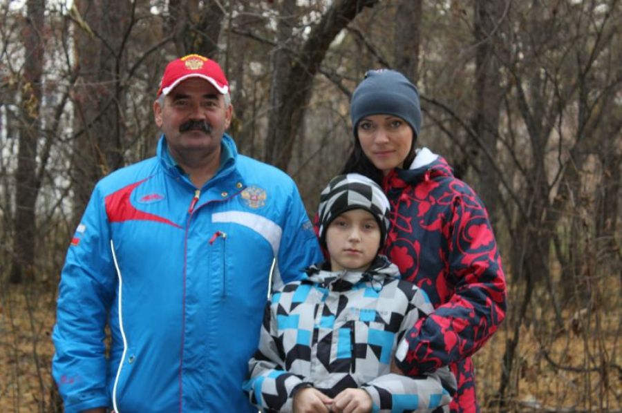 Аркадий Конюхов с дочерью Евгенией Черданцевой, тренером СШОР "Клевченя", и внуком 