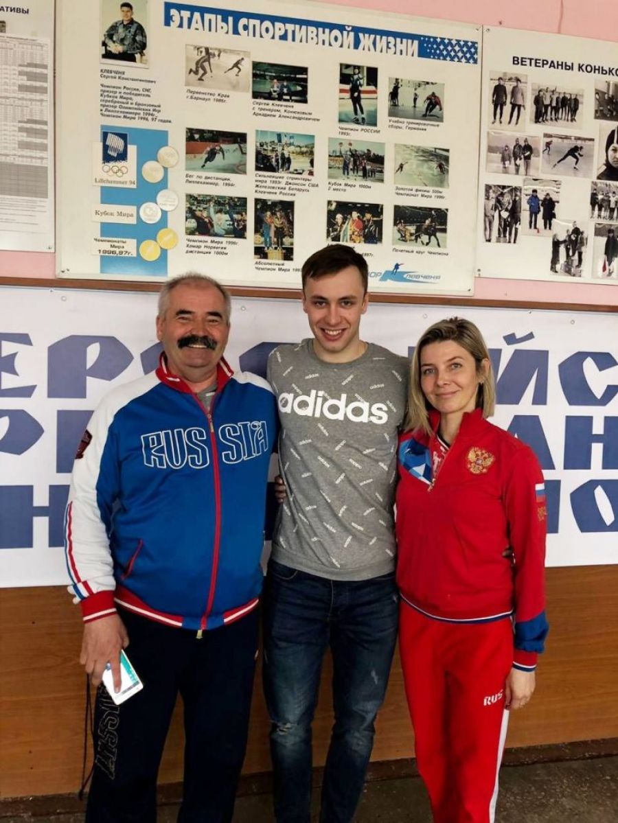 Виктор Муштаков в родной спортшколе со своими тренерами - Аркадием Конюховым и Еленой Комаровской