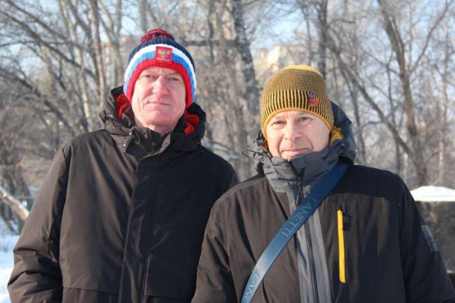 Один из основателей алтайской конькобежной школы Владимир Бастрыкин (справа) и Вадим Беккер - отец спортсменки женской сборной России Алисы Беккер, которая выросла на катке "Клевченя" под началом тренера Евгении Черданцевой, дочери Аркадия Конюхова