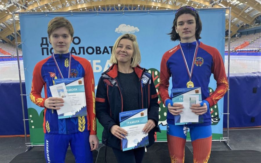 Елена Комаровская со своими перспективными учениками - Данилом Борисовым (слева) и Константином Афанасьевым