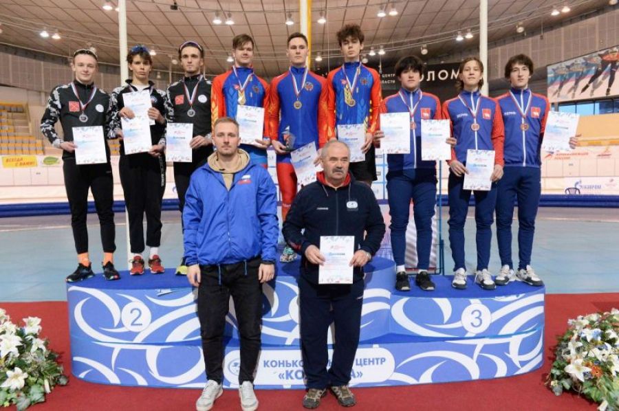 Аркадий Конюхов награждается вместе со своими подопечными Романом Сухининым, Никитой Хроминым и Дмитрием Бураковым за победу на Кубке Союза конькобежцев России