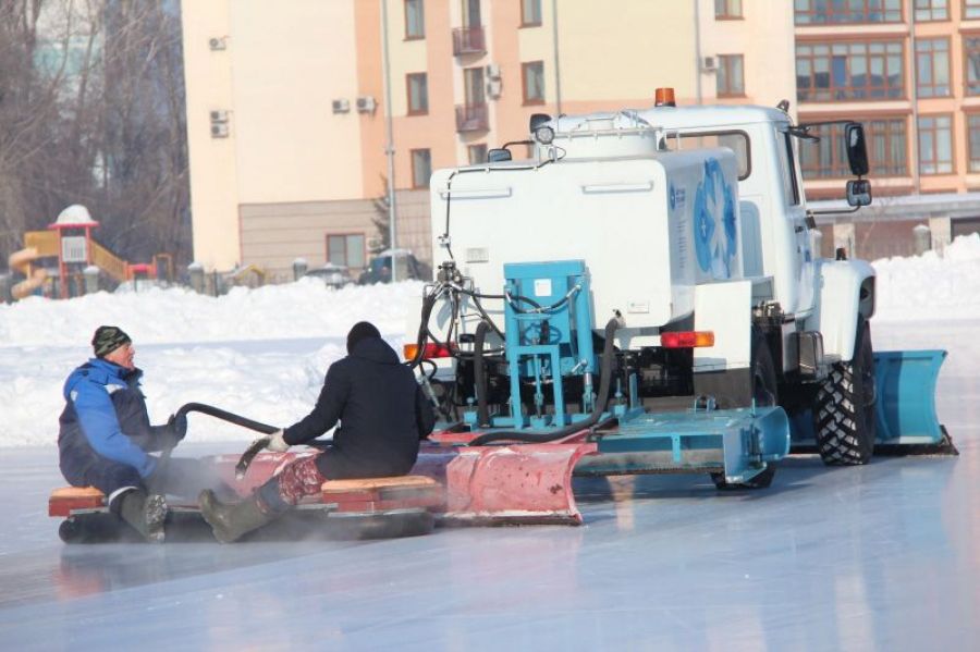 Заливка льда на стадионе "Клевченя"