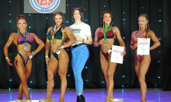 Анна Бертман (№156, вторая справа)