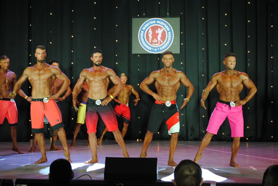 Виктор Кошкаров (№127, второй справа)