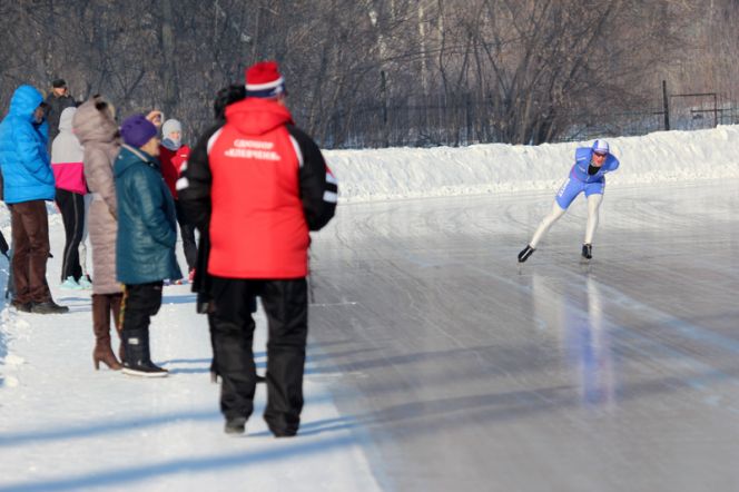 По итогам заключительного этапа первенства Сибирского и Дальневосточного федеральных округов право выступить в финале первенства России завоевали 10 алтайских конькобежцев (фото).