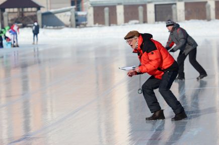 По итогам заключительного этапа первенства Сибирского и Дальневосточного федеральных округов право выступить в финале первенства России завоевали 10 алтайских конькобежцев (фото).