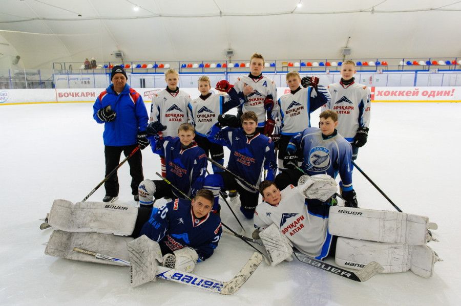 Хоккей в Бочкарях. Фото: Дмитрий Лямзин