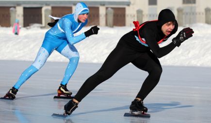 По итогам заключительного этапа первенства Сибирского и Дальневосточного федеральных округов право выступить в финале первенства России завоевали 10 алтайских конькобежцев (фото).