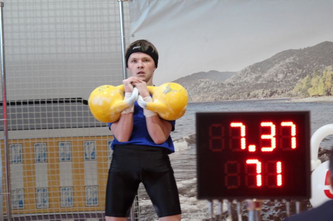 Четверо алтайских гиревиков стали победителями проходившего в Барнауле первенства России.