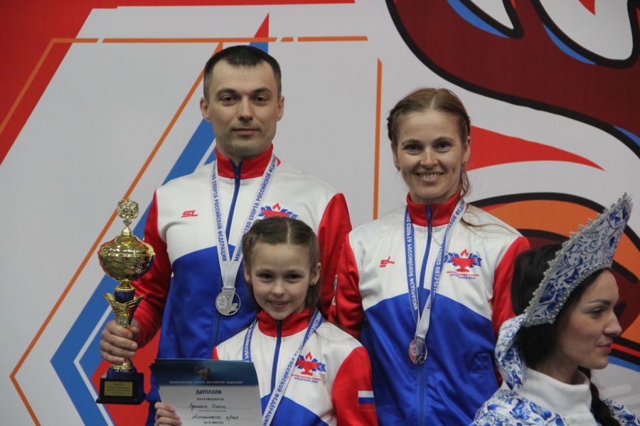 Семья Ольги и Алексея Ядыкиных из Кытмановского района заняла второе место среди спортивных семей. Фото: группа ВК XI Всероссийские зимние сельские спортивные игры