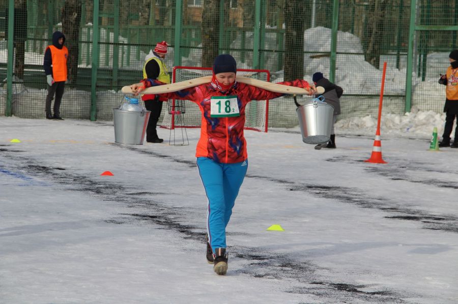 ...переноска двух вёдер с водой на коромысле!