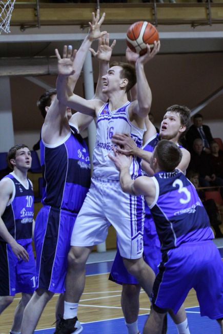 «АлтайБаскет» на своём паркете во второй раз разгромил «Динамо-ЦБК» из Ставрополя – 84:54 (фото).