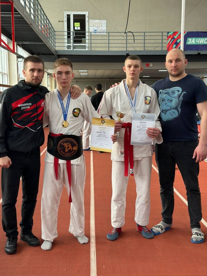 Марк Сарапулов (слева) и Алексей Сурков со своими тренерами Дмитрием Проскуряковым и Алексеем Красилинцем 