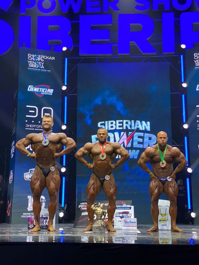 Юрий Сологуб (на фото справа)