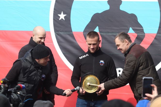 Министр спорта региона Максим Рябцев ударом в гонг ознаменовал открытие нового спорткомплекса. Фото: "Алтайский спорт"